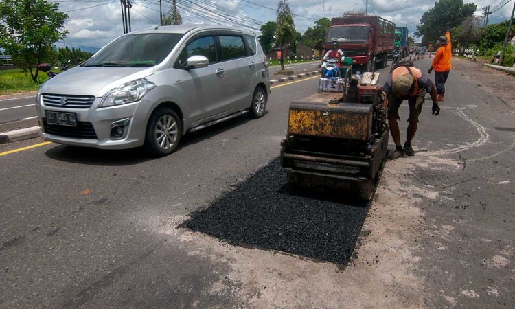 Jelang Arus Mudik, Kementerian PUPR Lakukan Perbaikan Jalan Nasional di Sejumlah Titik