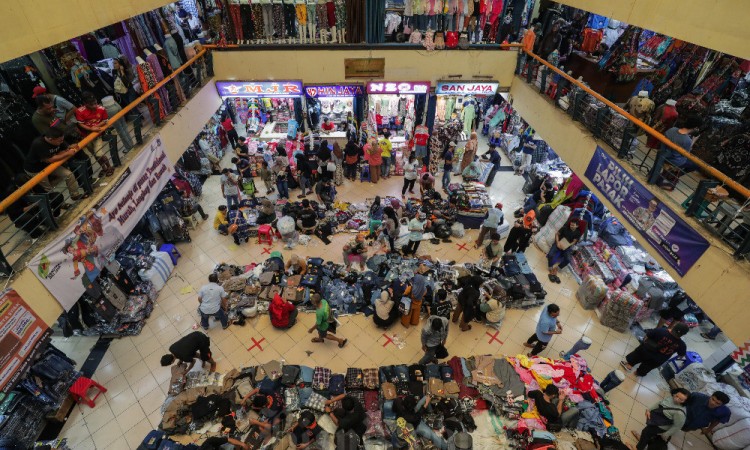 Pasar Cipulir di Jakarta Mulai Diserbu Pengunjung Untuk Berburu Baju Lebaran
