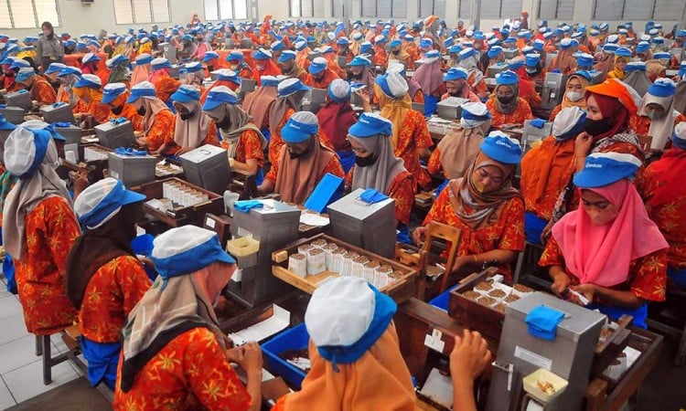 Puluhan Ribu Pekerja Harian dan Borongan Pabrik Rokok di Kudus Terima THR