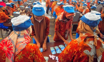 Puluhan Ribu Pekerja Harian dan Borongan Pabrik Rokok di Kudus Terima THR