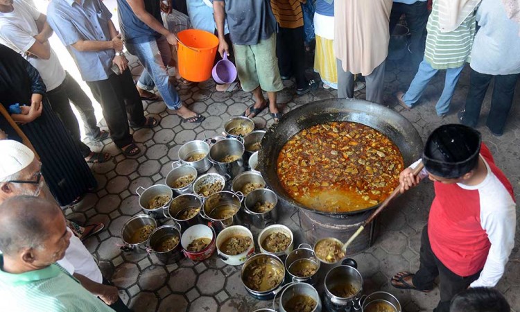 Tradisi kenduri memasak kuah beulangong saat Nuzulul Quran di Aceh