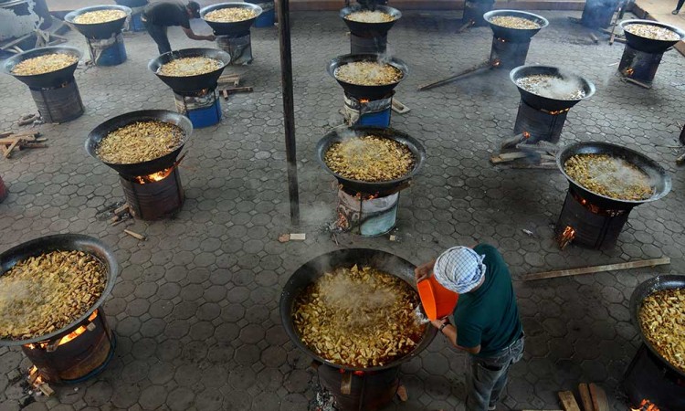 Tradisi kenduri memasak kuah beulangong saat Nuzulul Quran di Aceh