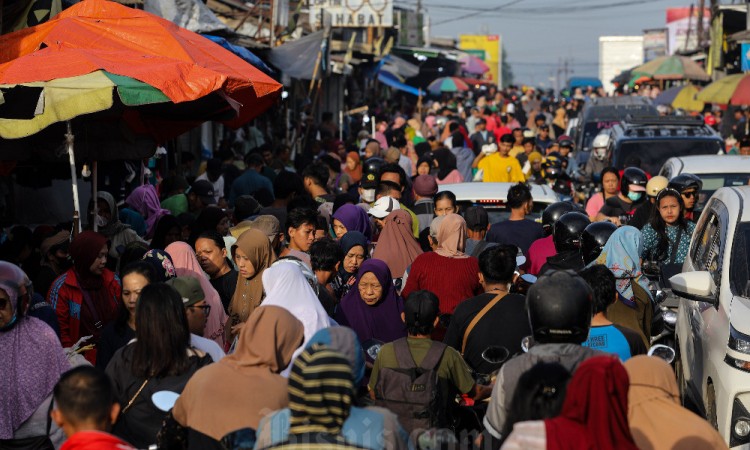 Sehari Jelang Lebaran, Pasar Tradisional Dipenuhi Masyarakat