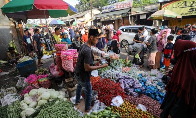 Sehari Jelang Lebaran, Pasar Tradisional Dipenuhi Masyarakat