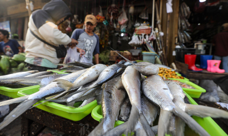 Sehari Jelang Lebaran, Pasar Tradisional Dipenuhi Masyarakat