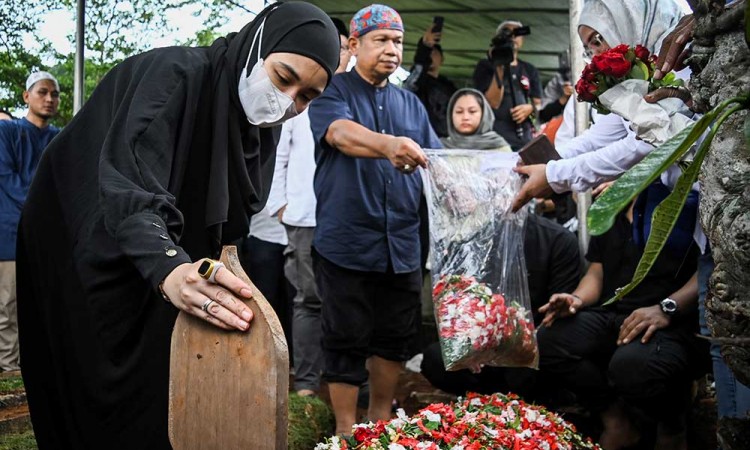 Isak Tangis Warnai Prosesi Pemakaman Jenazah Komedian Babe Cabita
