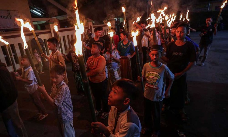 Sambut Idul Fitri, Warga di Majalengka Ikuti Pawai Obor