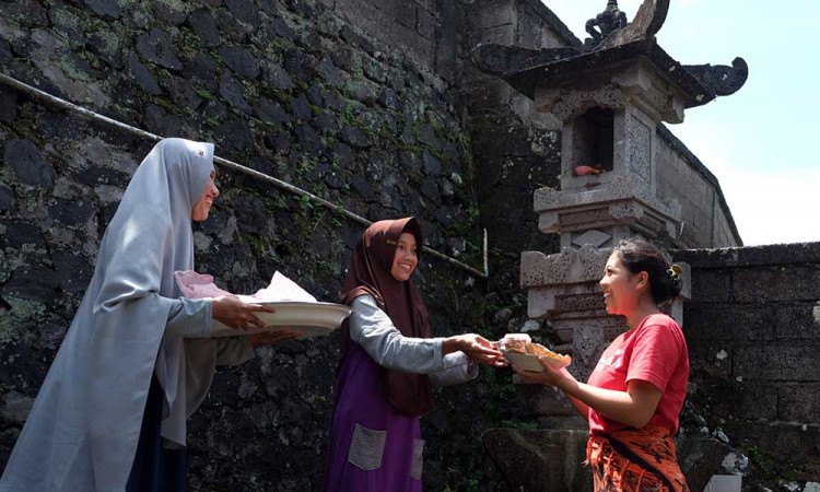 Umat Islam Bagikan Makanan Kepada Umat Hindu Saat Tradisi Ngejot di Bali