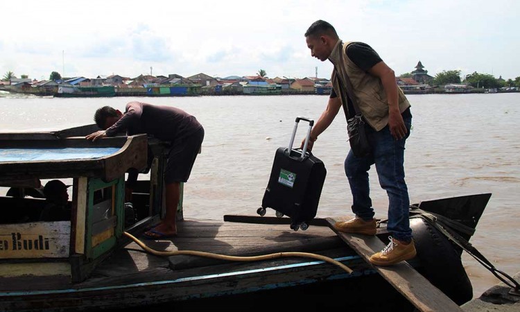 Mudik Lebaran Menggunakan Kapal Kayu di Kalimantan Barat