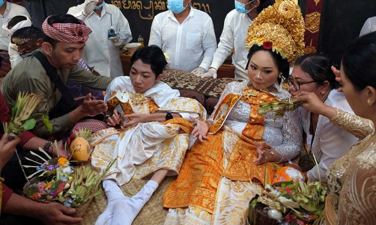 Sejumlah Remaja Penyandang Disabilitas di Bali Mengikuti Ritual Potong Gigi