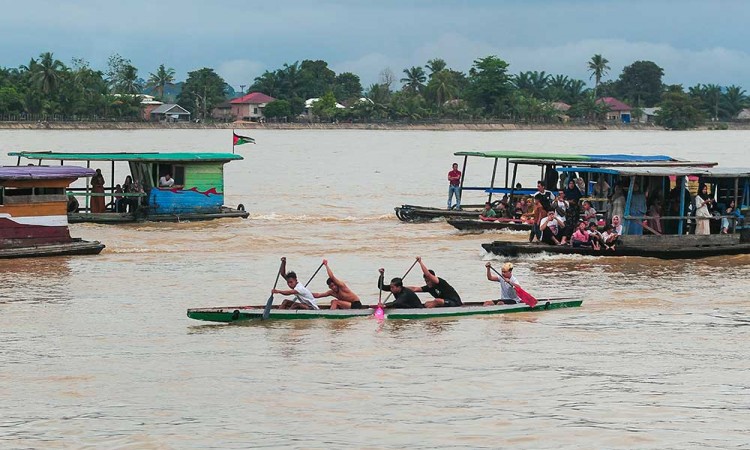 Kemeriahan Lomba Sisir Perahu di Batanghari