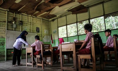 Pelajar SD Negeri Petuk Katimpun 01 Palangka Raya Belajar di Ruang Kelas Yang Rusak