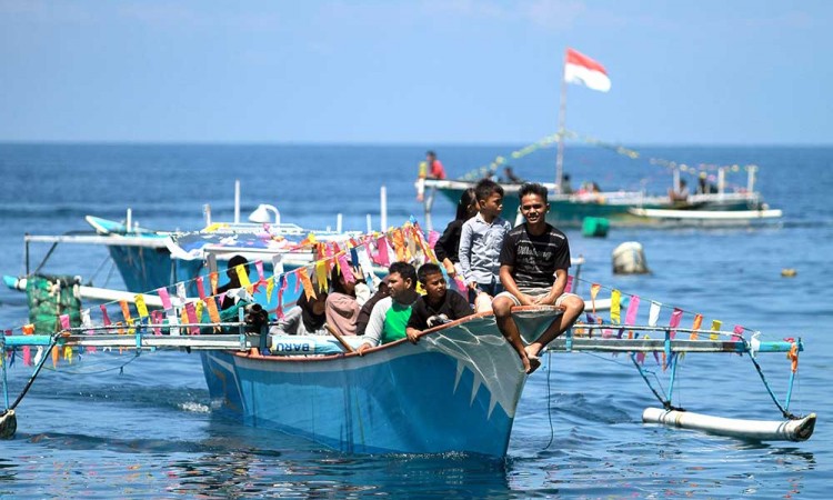 Sambut Lebaran Ketupat, Warga di Gorontalo Gelar Pawai Perahu Hias Tradisional