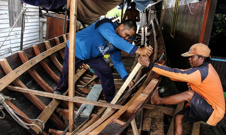 Melihat Lebih Dekat Pembuatan Perahu Tradisional di Palangka Raya
