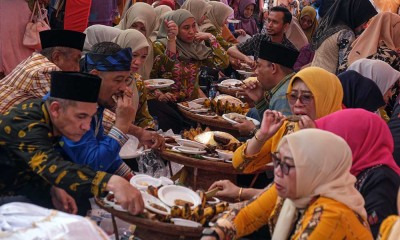 Makan Bersama Saat Tradisi Foma-Foma'a di Sulawesi Tenggara