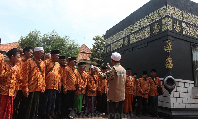 Manasik Haji di Asrama Haji Surabaya
