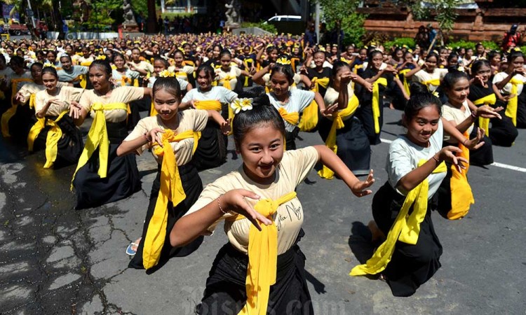 Perayaan Hari Tari Sedunia di Denpasar