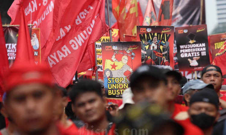 Buruh dari berbagai aliansi melakukan aksi damai dalam rangka Hari Buruh Internasional di Jakarta.