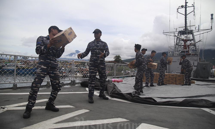 KRI-881 Distribusikan Logistik ke Tagulandang
