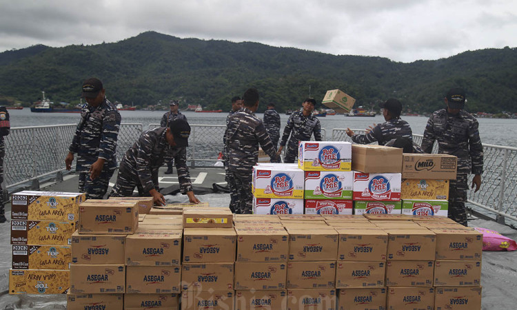 KRI-881 Distribusikan Logistik ke Tagulandang