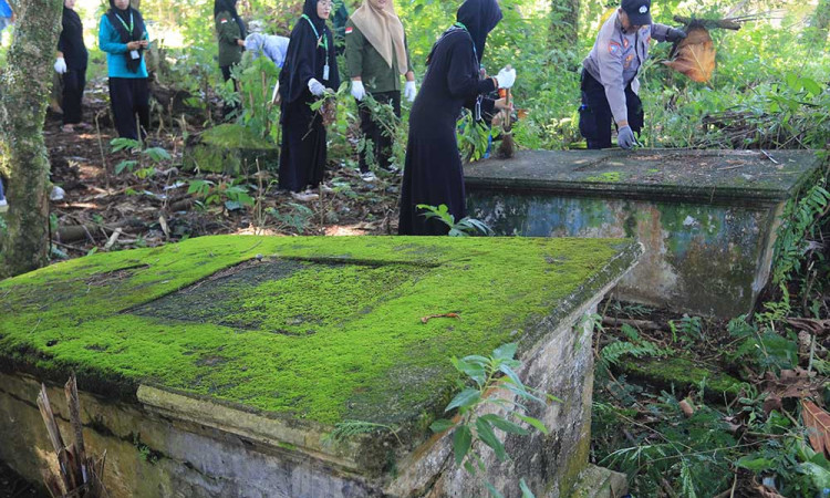 Aksi Pembersihan Makam Situs Sejarah di Aceh Barat