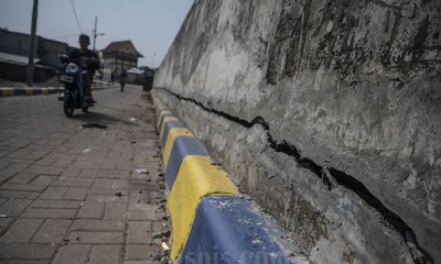 Tanggul Pengaman Pantai Jakarta Retak