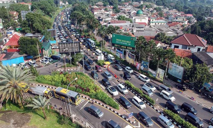 Jalur Puncak Dipadati Kendaraan Wisatawan