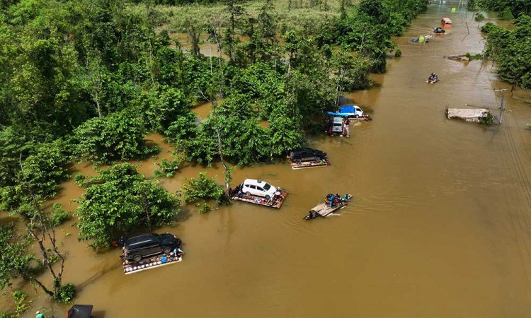 Banjir Bandang Putus Akses Jalan Trans Sulawesi