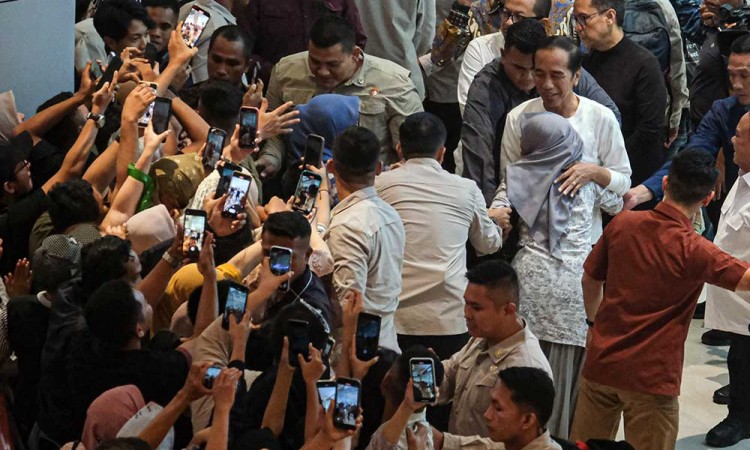 Presiden Joko Widodo Sapa Warga Saat Kunjungi Mal di Kendari