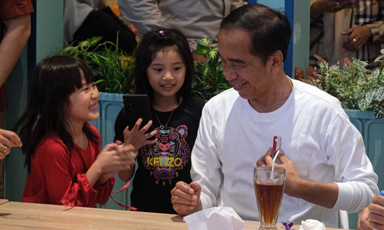 Presiden Joko Widodo Sapa Warga Saat Kunjungi Mal di Kendari