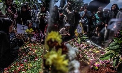 Isak Tangis Warnai Pemakaman Siswa Korban Kecalakaan Bus di Depok