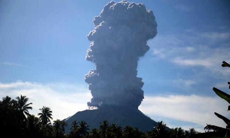 Gunung Ibu di Halmahera Barat Semburkan Abu Vulkanik