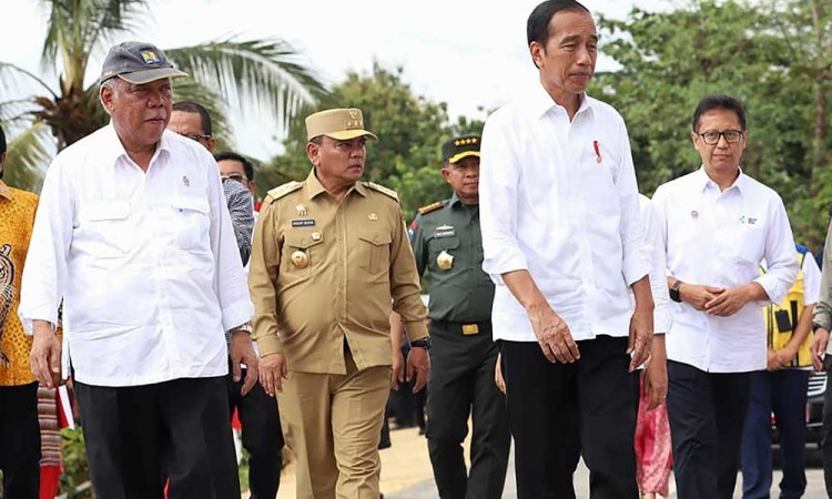 Presiden Joko Widodo Resmikan Pelaksanaan Inpres Jalan Daerah di Sulawesi Tenggara
