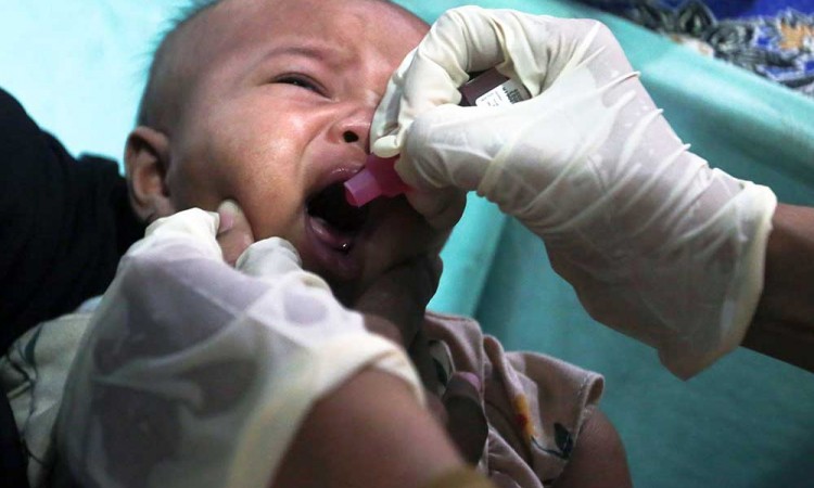 Pemberian Vaksin Kepada Anak Saat Pekan Imunisasi Dunia 2024 di Tangerang