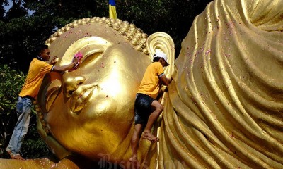 Ritual Membersihkan Patung Buddha Tidur di Mojokerto