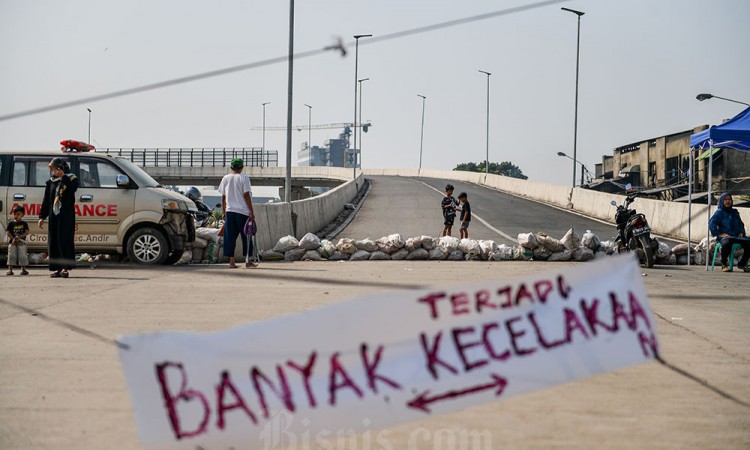 Jalan Layang Ciroyom Ditutup Oleh Warga