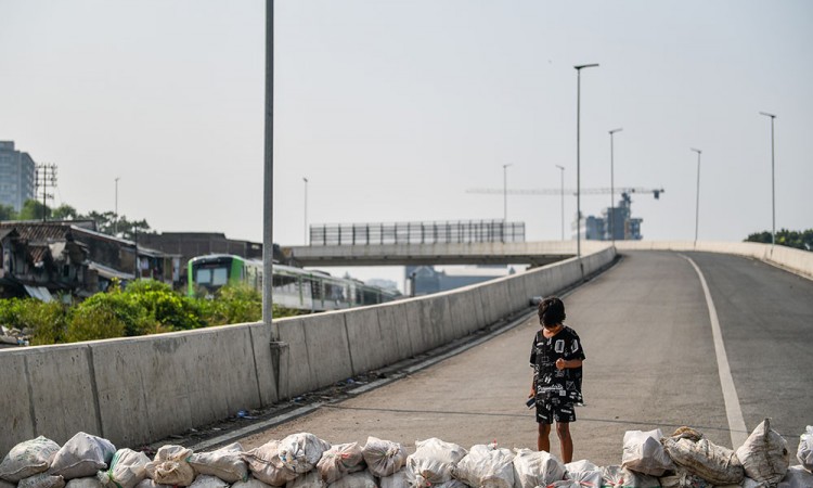 Jalan Layang Ciroyom Ditutup Oleh Warga