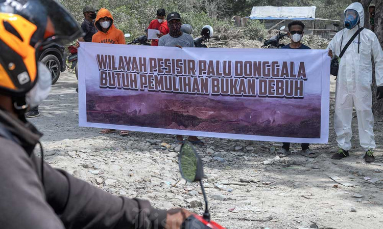 Aksi Bagi Masker di Jalan Trans Palu-Donggala