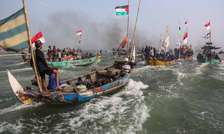 Tradisi Sedekah Laut Nelayan Tambaklorok