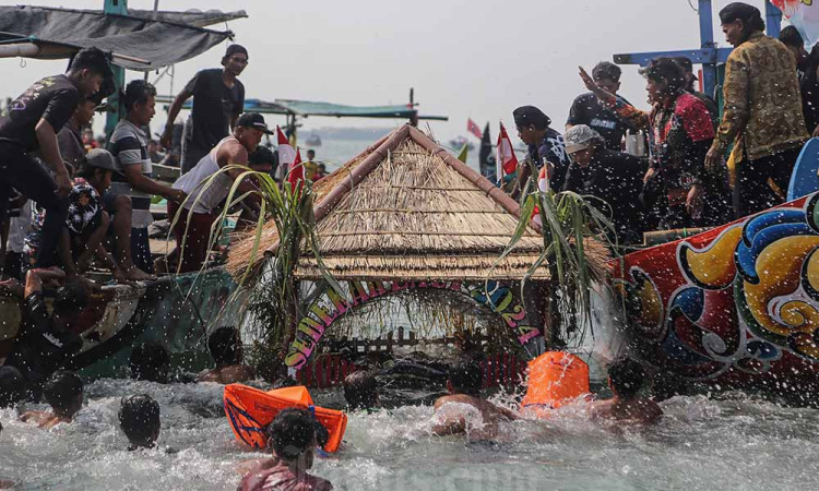 Tradisi Sedekah Laut Nelayan Tambaklorok