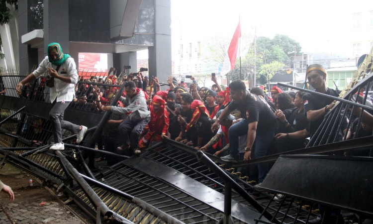 Warga Meminta Club Milik Hotman Paris Ditutup