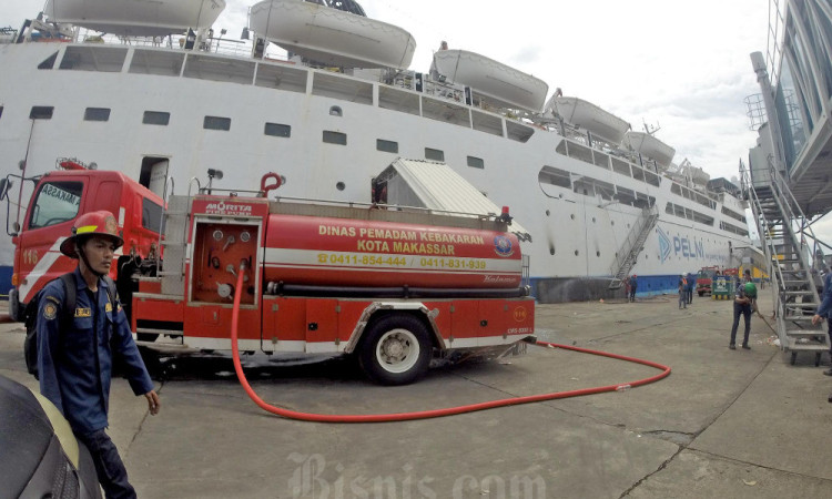 KM Umsini Terbakar Saat Sandar di Pelabuhan Soekarno-Hatta Makassar