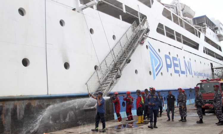 KM Umsini Terbakar Saat Sandar di Pelabuhan Soekarno-Hatta Makassar
