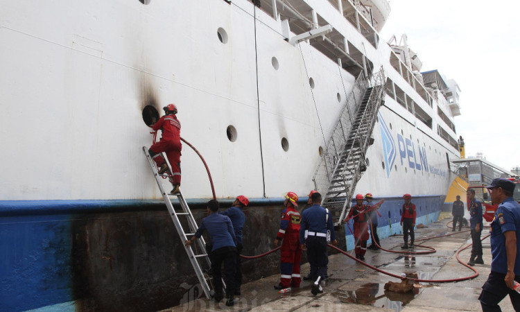 KM Umsini Terbakar Saat Sandar di Pelabuhan Soekarno-Hatta Makassar