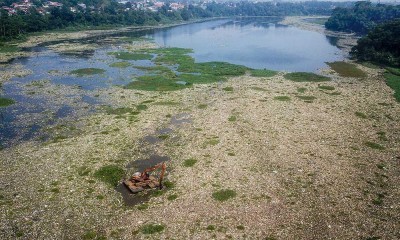 Sungai Citarum di Kawasan Batujajar Dipenuhi Sampah Plastik