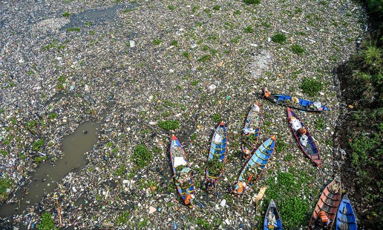 Sungai Citarum di Kawasan Batujajar Dipenuhi Sampah Plastik