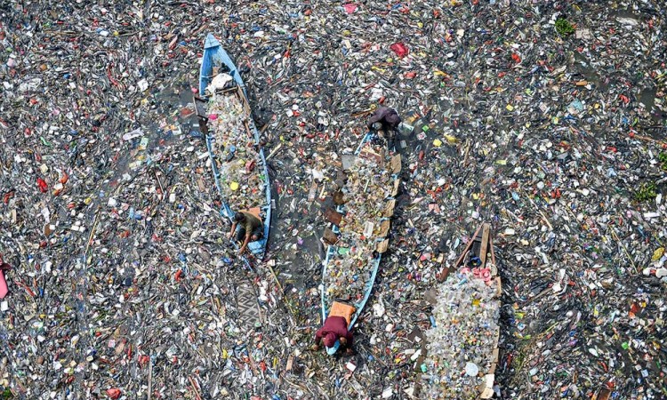 Sungai Citarum di Kawasan Batujajar Dipenuhi Sampah Plastik