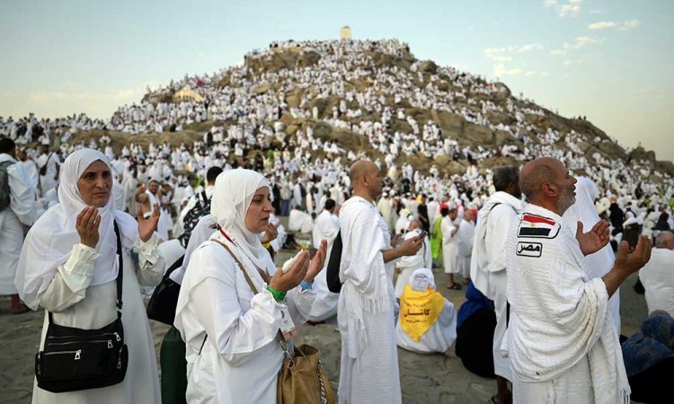 Umat Muslim Padati Jabal Rahman Saat Wukuf di Arafah