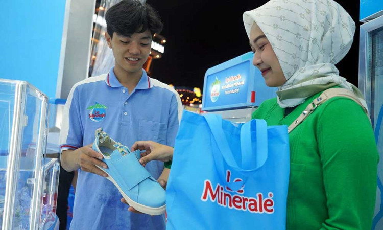 Edukasi Konsumen Produk Daur Ulang PET di Booth Le Minerale pada Jakarta Fair Kemayoran (JFK) 2024