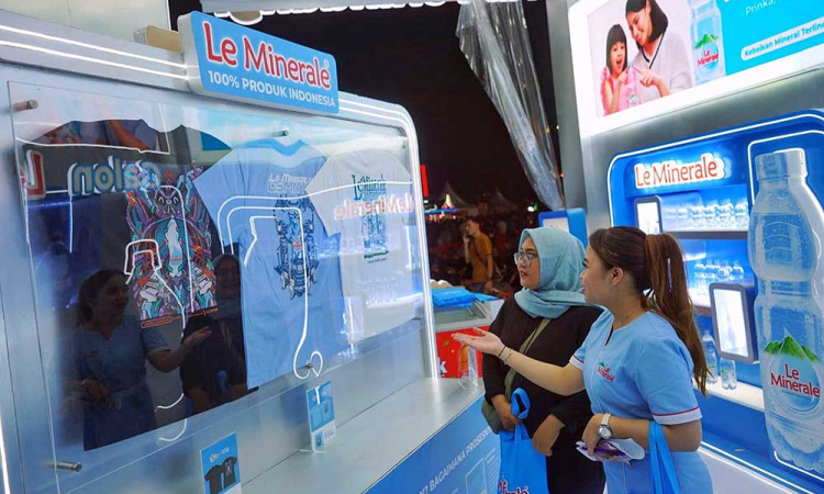 Edukasi Konsumen Produk Daur Ulang PET di Booth Le Minerale pada Jakarta Fair Kemayoran (JFK) 2024